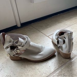 Jeffrey Campbell White/Beige Booties